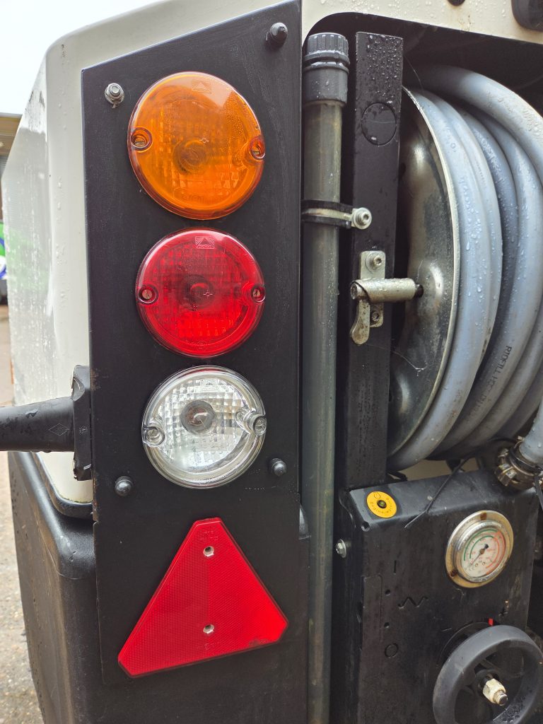 N/S/R Lamp Bracket Inc Lamps and Triangle Reflector